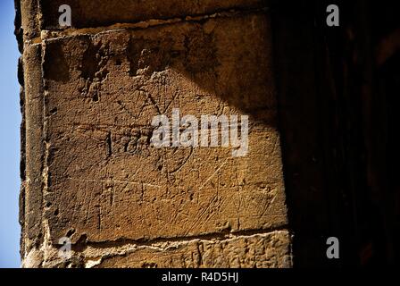 Alte Graffiti geschnitzt in den Cotswold stone Der Markt in der Nähe von Chipping Campden, Gloucestershire, VEREINIGTES KÖNIGREICH Stockfoto