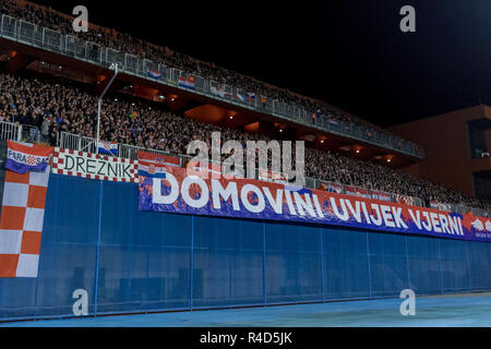 ZAGREB, KROATIEN - 15. NOVEMBER 2018: UEFA Nationen Liga Fussball Spiel Kroatien gegen Spanien. Die Zuschauer auf der Tribüne Stockfoto