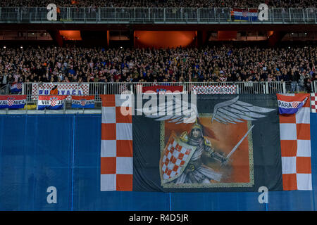 ZAGREB, KROATIEN - 15. NOVEMBER 2018: UEFA Nationen Liga Fussball Spiel Kroatien gegen Spanien. Die Zuschauer auf der Tribüne Stockfoto