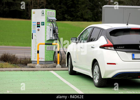 Salo, Finnland - 23. November 2018: Nissan Leaf Elektroauto Aufladen des Akkus bei Fortum kostenlos & Schnell Ladegerät im Süden von Finnland, Ansicht von hinten. Stockfoto