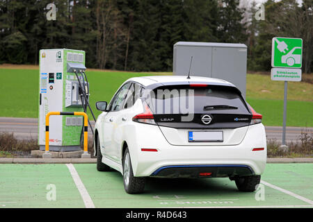 Salo, Finnland - 23. November 2018: Nissan Leaf Elektroauto Aufladen des Akkus bei Fortum kostenlos & Schnell Ladegerät im Süden von Finnland, Ansicht von hinten. Stockfoto