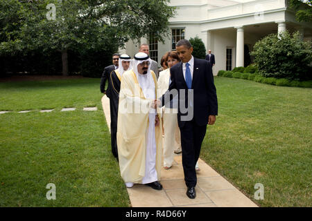 Präsident Barack Obama geht mit König Abdullah von Saudi-Arabien, und Mitglieder der saudischen Delegation, in Richtung Süden Rasen Auffahrt, vor der Abreise des Königs vom Weißen Haus, 29. Juni 2010. (Offizielle Weiße Haus Foto von Pete Souza) Stockfoto