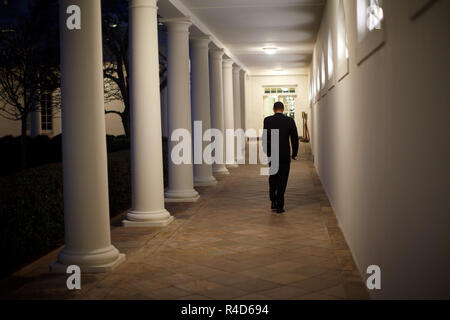 Präsident Barack Obama Spaziergänge entlang der Kolonnade in Richtung des Oval Office. 26.02.09.  Offiziellen White House Photo by Pete Souza Stockfoto