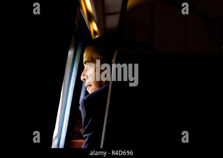 Präsident Barack Obama schaut aus dem Fenster der Marine One, als er die Abschlussfeier der United States Naval Academy in Annapolis, Maryland, 22. Mai 2009 geht.   (Offizielle White House Foto von Pete Souza)  Dieses offizielle weiße Haus Foto ist für die Veröffentlichung von Nachrichten-Organisationen und/oder für den persönlichen Gebrauch Druck durch das Subjekt (s) des Fotos zur Verfügung. Das Foto darf nicht in irgendeiner Weise manipuliert oder in Materialien, Werbung, Produkte oder Aktionen, die in irgendeiner Weise, Zustimmung oder Billigung des Präsidenten, die erste Familie oder das Weiße Haus vorschlagen verwendet. Stockfoto