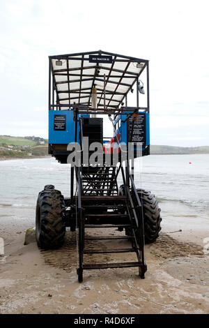 Das Meer Traktor, das Besucher Transporte zu und von Bigbury-on-Sea und die Burgh Island Hotel. Stockfoto