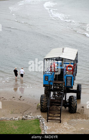 Das Meer Traktor, das Besucher Transporte zu und von Bigbury-on-Sea und die Burgh Island Hotel. Stockfoto