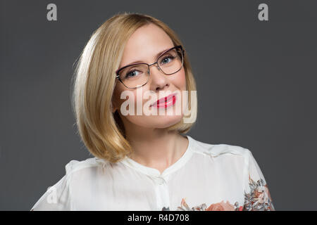 Schöne Frau in Gläsern Stockfoto
