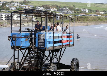 Das Meer Traktor, das Besucher Transporte zu und von Bigbury-on-Sea und die Burgh Island Hotel. Stockfoto