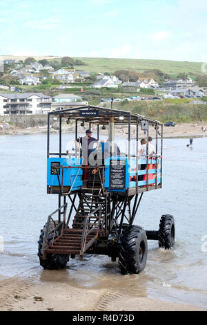 Das Meer Traktor, das Besucher Transporte zu und von Bigbury-on-Sea und die Burgh Island Hotel. Stockfoto