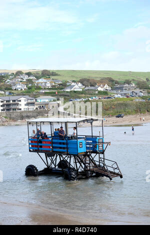 Das Meer Traktor, das Besucher Transporte zu und von Bigbury-on-Sea und die Burgh Island Hotel. Stockfoto