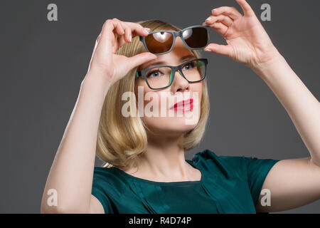 Schöne Frau im Transformator Gläser Stockfoto