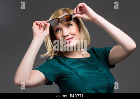 Schöne Frau im Transformator Gläser Stockfoto