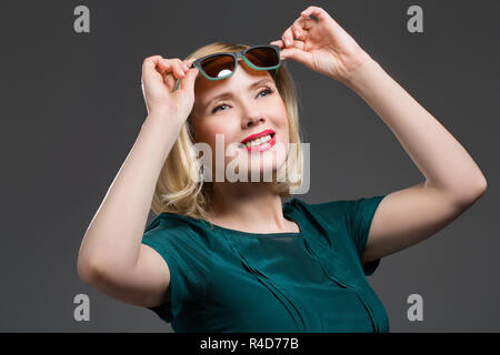 Schöne Frau im Transformator Gläser Stockfoto