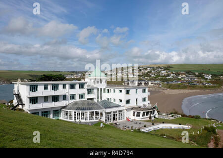 Äußere des Burgh Island Hotel, Teil der sandige Landenge, die links Burgh Island mit dem Festland bei Ebbe. Stockfoto