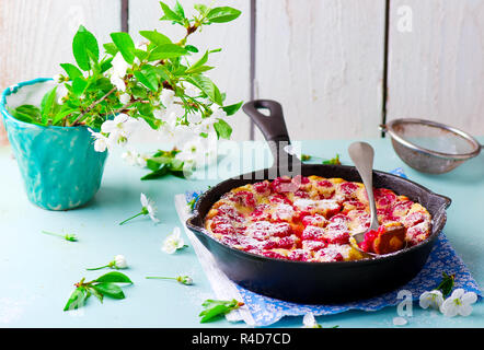 Clafoutis mit Kirsche. style Vintage. selektive Fokus Stockfoto