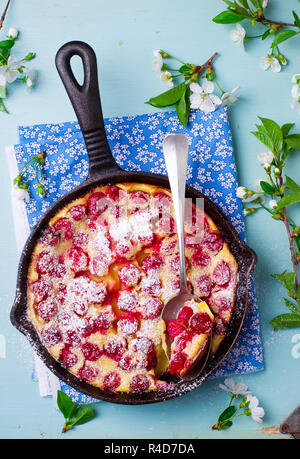 Clafoutis mit Kirsche. style Vintage. selektive Fokus Stockfoto