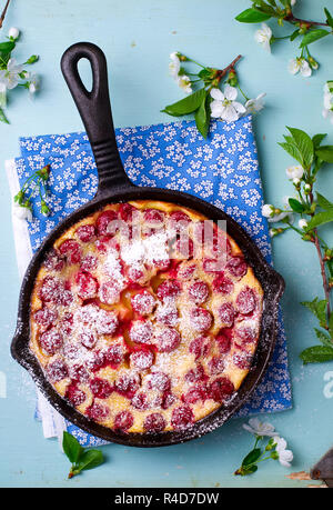 Clafoutis mit Kirsche. style Vintage. selektive Fokus Stockfoto