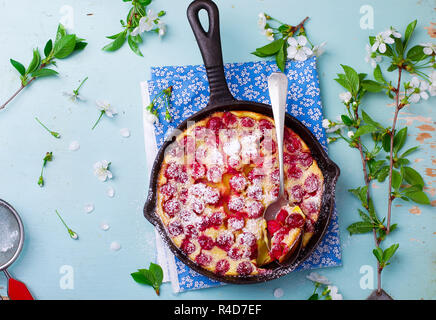 Clafoutis mit Kirsche. style Vintage. selektive Fokus Stockfoto