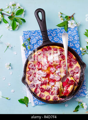 Clafoutis mit Kirsche. style Vintage. selektive Fokus Stockfoto