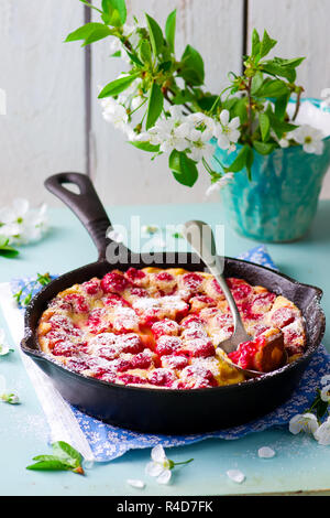 Clafoutis mit Kirsche. style Vintage. selektive Fokus Stockfoto