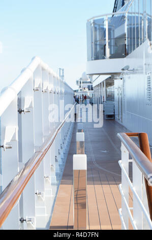 Leere vergnügen Open Deck auf einem Kreuzfahrtschiff, vertikaler, selektiver Fokus Stockfoto