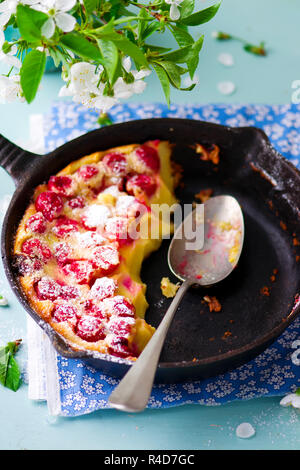 Clafoutis mit Kirsche. style Vintage. selektive Fokus Stockfoto