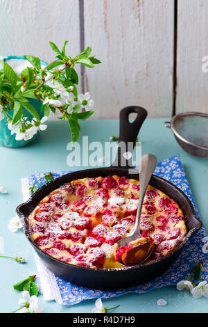 Clafoutis mit Kirsche. style Vintage. selektive Fokus Stockfoto