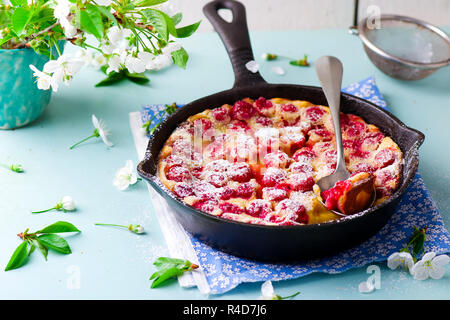 Clafoutis mit Kirsche. style Vintage. selektive Fokus Stockfoto