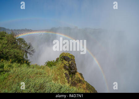 Doppelter Regenbogen über Victoria Falls in spray Stockfoto