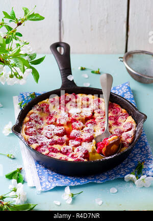 Clafoutis mit Kirsche. style Vintage. selektive Fokus Stockfoto