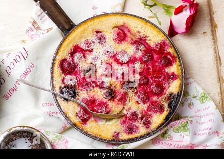 Clafoutis mit Kirsche. style Vintage. selektive Fokus Stockfoto