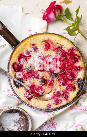 Clafoutis mit Kirsche. style Vintage. selektive Fokus Stockfoto