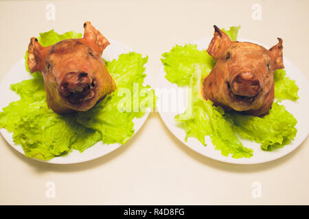 Gegrilltes Spanferkel auf einer Platte in Bankett Restaurant. Stockfoto