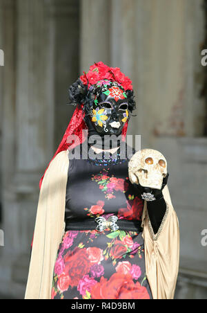 Venedig, VE, Italien - Februar 5, 2018: maskierte Frau während der Karneval mit einem Totenschädel in der Hand Stockfoto