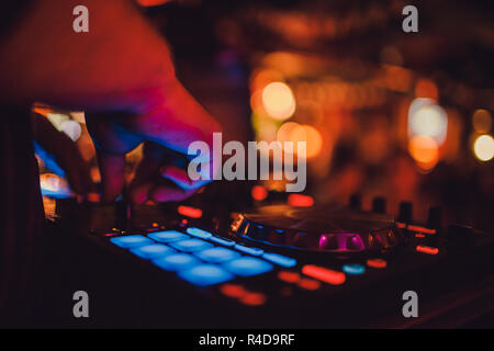 DJ remote, Turntables, und an den Händen. Nachtleben im Club, Party. Stockfoto