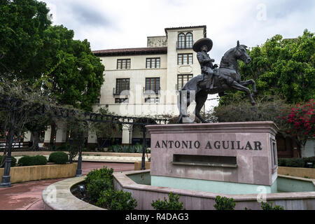 LOS ANGELES, USA - 18. FEBRUAR 2017: Die Antonio Aguilar Statue im El Pueblo de Los Angeles Historical Monument, Olvera Street in Los Angeles. Stockfoto