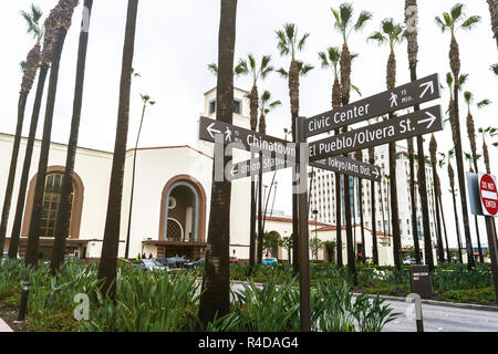 Straßenschilder und im Hintergrund ist der Union Station in Los Angeles - USA Stockfoto