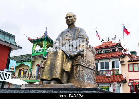 LOS ANGELES, USA - 18. FEBRUAR 2017: Tor am Eingang nach Los Angeles Chinatown im sonnigen Kalifornien. Dr. Sun Yat-sen sitzend Statue im Central Plaza. Stockfoto