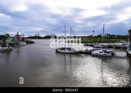 LONG BEACH, CA - 20. FEBRUAR 2017: Shoreline Village bei Rainbow Hafen. Shoreline Village ist ein beliebtes Ziel für Einheimische und Touristen. Stockfoto