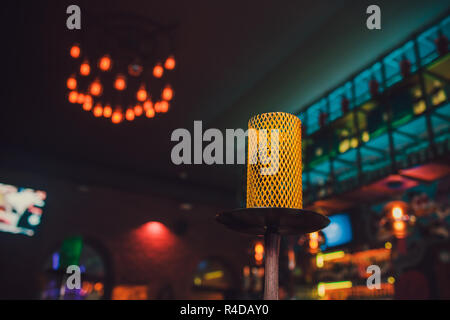 Shisha auf einem dunklen Hintergrund einer verschwommenen Bar mit Bokeh. Kopieren. Stockfoto