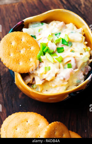 Käse, Speck, Dip mit Cracker. selektive Fokus Stockfoto