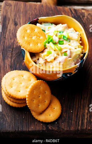 Käse, Speck, Dip mit Cracker. selektive Fokus Stockfoto