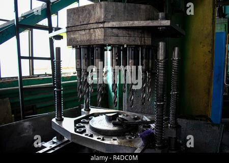 Maschine mit Bohrgeräte für die Herstellung von Bohrungen in Metall Produkte. Metall Drehbank. Bearbeitung von Metall durch den Schnitt an einer Dreh- und Fräsmaschine. Stockfoto