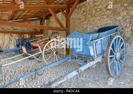 Jahrgang alte Horse-Drawn Karren c 19 einschließlich einer fourragère oder Heu Karre, ein jardiniere oder Garten Warenkorb & Tombereau auf Anzeige Zitadelle von Sisteron Stockfoto