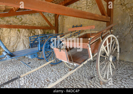 Vintage oder Alte Horse-Drawn Karren c 19 einschließlich einer fourragère oder Heu Warenkorb & Jardiniere oder Garten Warenkorb auf Anzeige in der Zitadelle von Sisteron Stockfoto