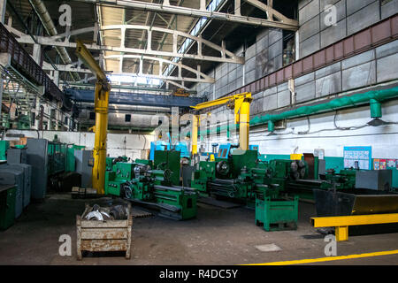Maschinenhalle der metallurgischen Werke im Innen raum. Bearbeitung von Metall durch den Schnitt an einer Dreh- und Fräsmaschine. Industrielle Maschine altes Design. Drehmaschine Stockfoto