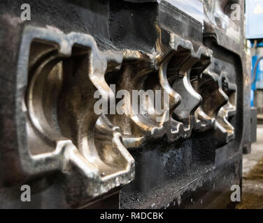 Hohe Präzision die Form für den Guss automotive Teile aus Aluminium machen mit Eisen Metall Stahl durch die drehmaschine Fräsen Bohren und CNC-Maschinen in der Industria Stockfoto
