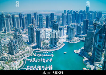 Luftaufnahme von Wolkenkratzern und Dubai Marina. Entwicklung von Dubai. Stockfoto