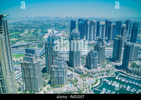 Luftaufnahme von Wolkenkratzern und Dubai Marina. Entwicklung von Dubai. Stockfoto