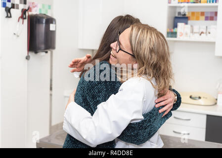 Medizinische Versorgung, junge weibliche Arzt umarmen Patienten. Empathie concept. Stockfoto